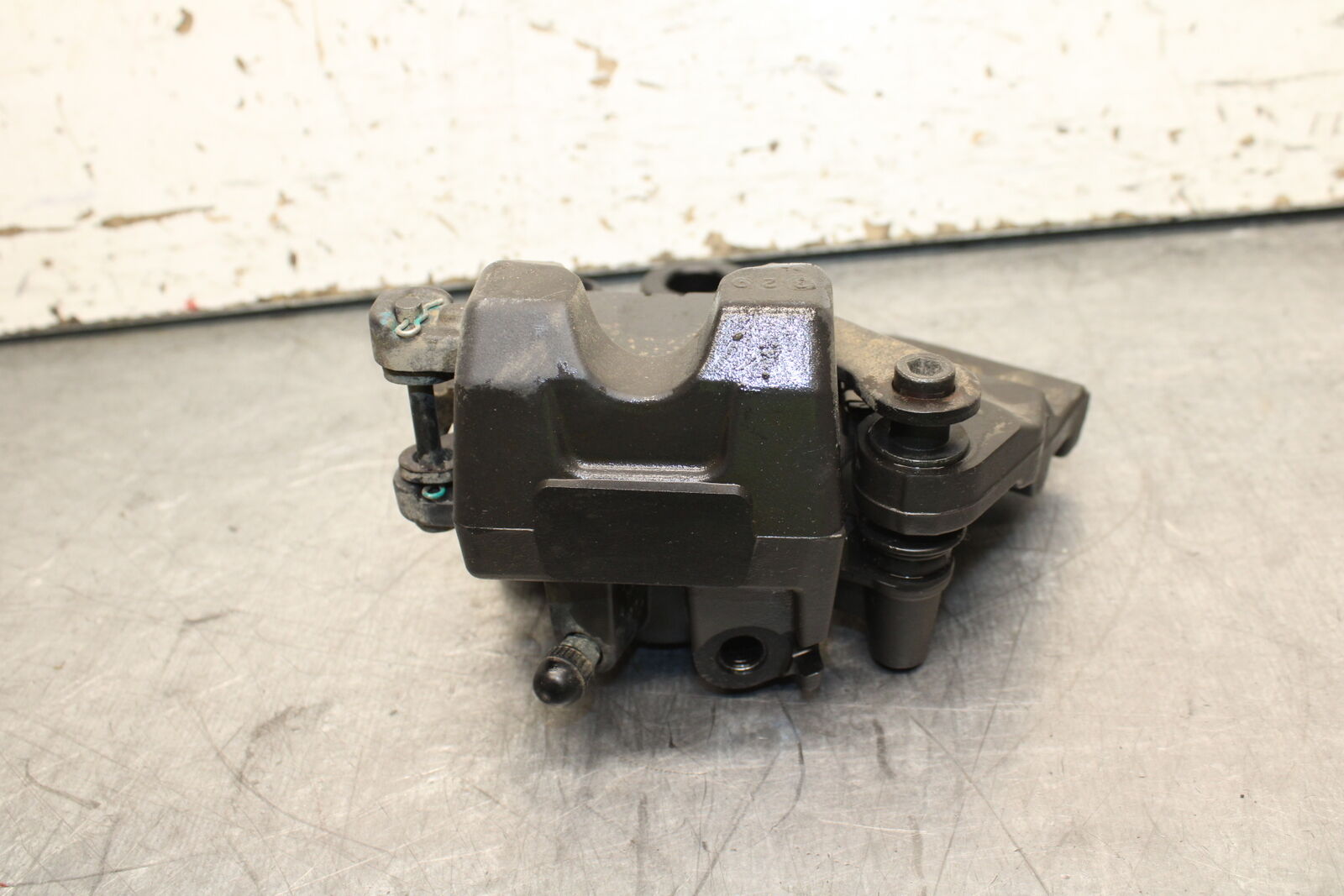 19-24 YAMAHA R3 REAR BACK BRAKE CALIPER W MOUNT BRACKET BB736