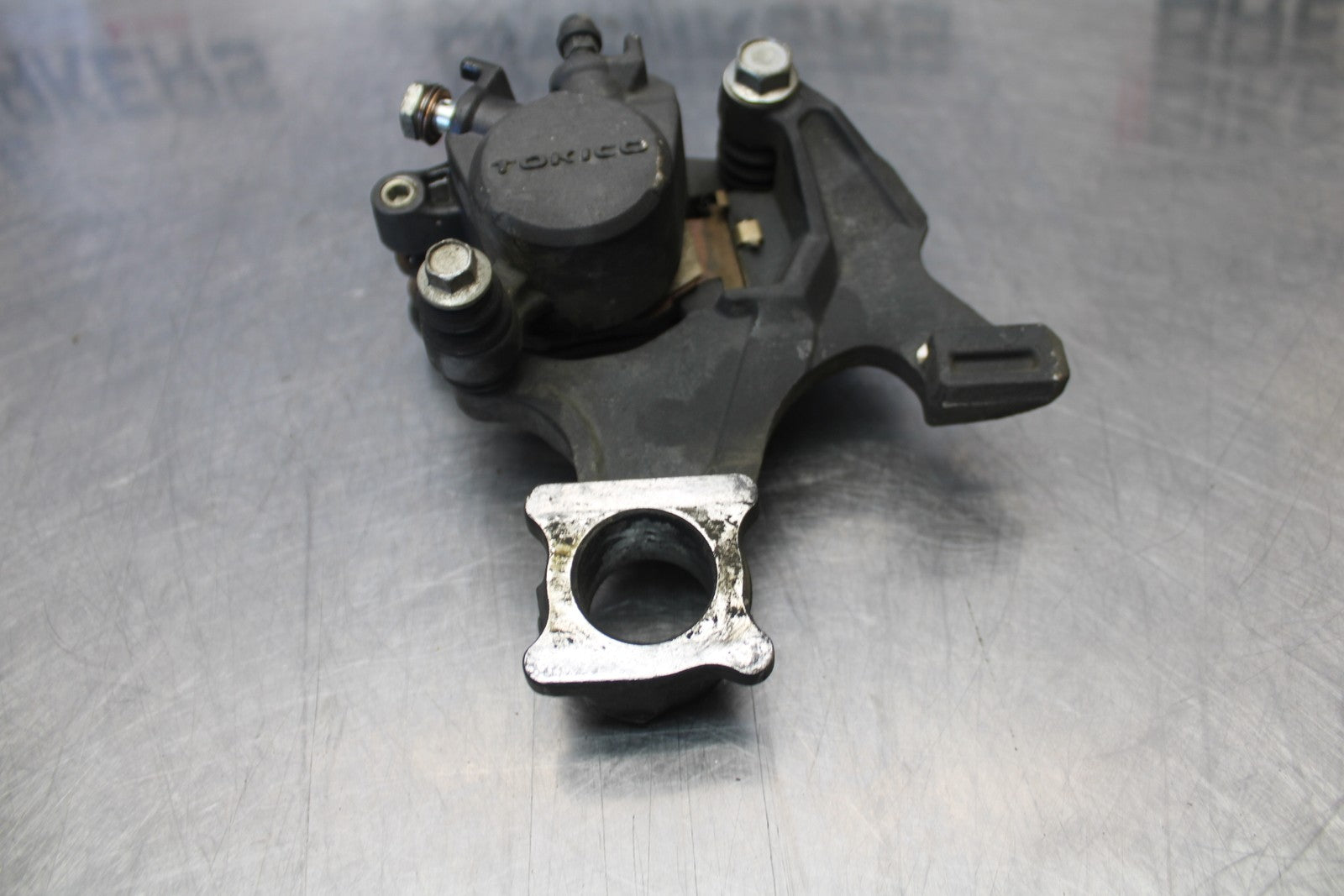07 SUZUKI GSXR1000 REAR BACK BRAKE CALIPER W MOUNT BRACKET BB770