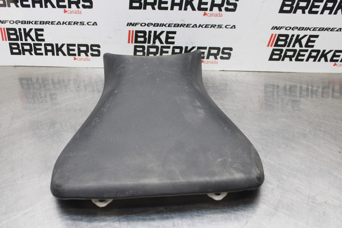 05 YAMAHA YZF R6 FRONT DRIVERS SEAT PAD SADDLE PILLION BB814