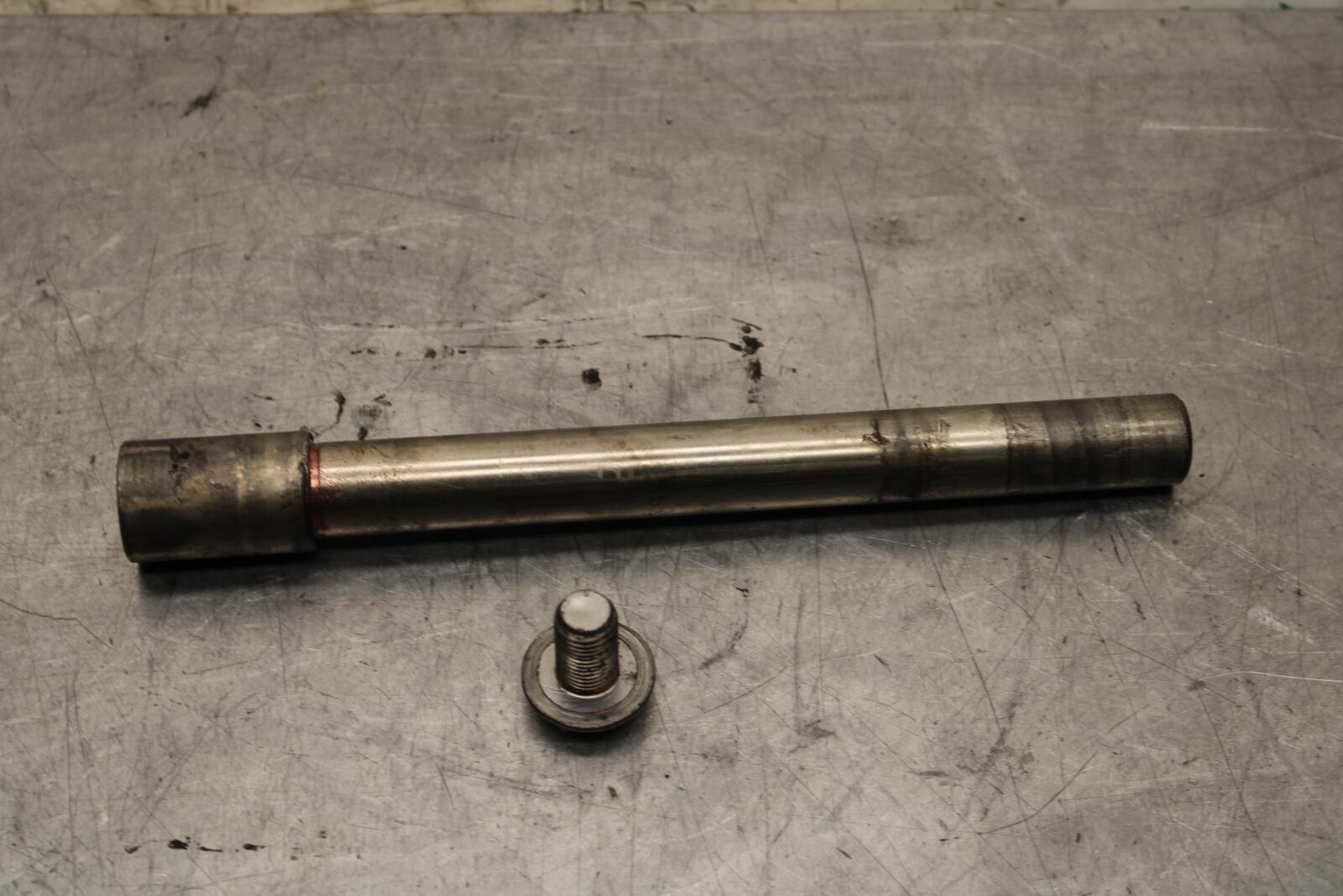 2006 Yamaha YZF R6 FRONT WHEEL RIM AXLE PIVOT BOLT 2C0-25181-00-00 BB560