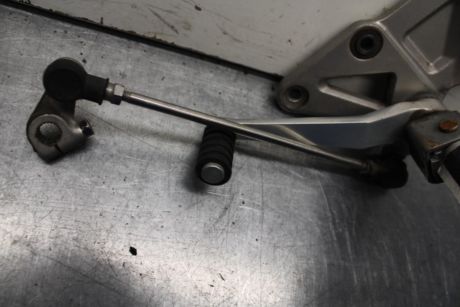 1995 Suzuki RF600R LEFT REARSET REAR SET DRIVER FOOT PEG SHIFTER BB615