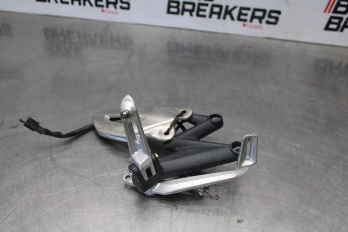 12 TRIUMPH STREET TRIPLE R RIGHT REARSET REAR SET DRIVER FOOT PEG STOP BB914