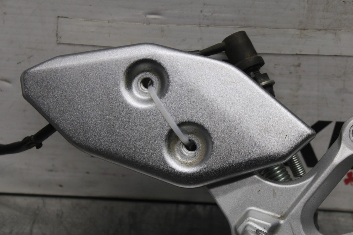 19-24 YAMAHA R3 RIGHT REARSET REAR SET DRIVER FOOT PEG REST STOP BB942