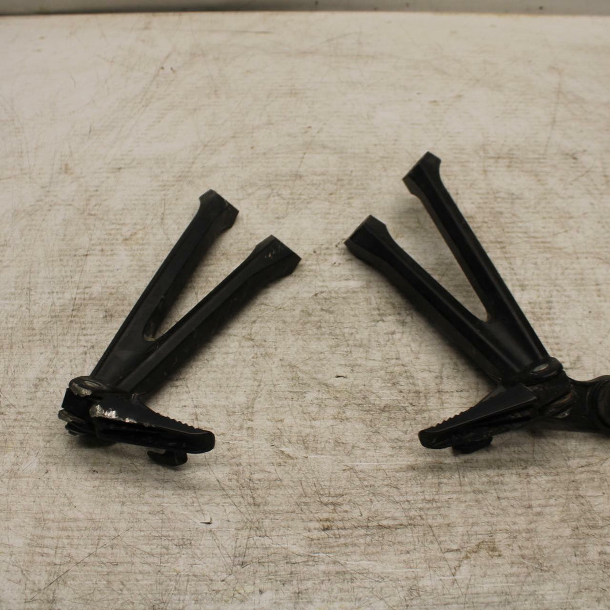 11-19 SUZUKI GSXR600 REAR BACK PASSENGER PEG SET PAIR BB371