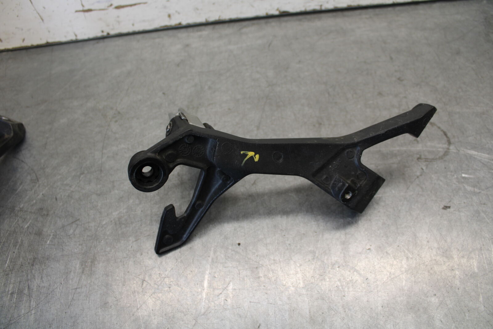 18-23 KAWASAKI NINJA 400 REAR BACK PASSENGER PEG SET PAIR BB679