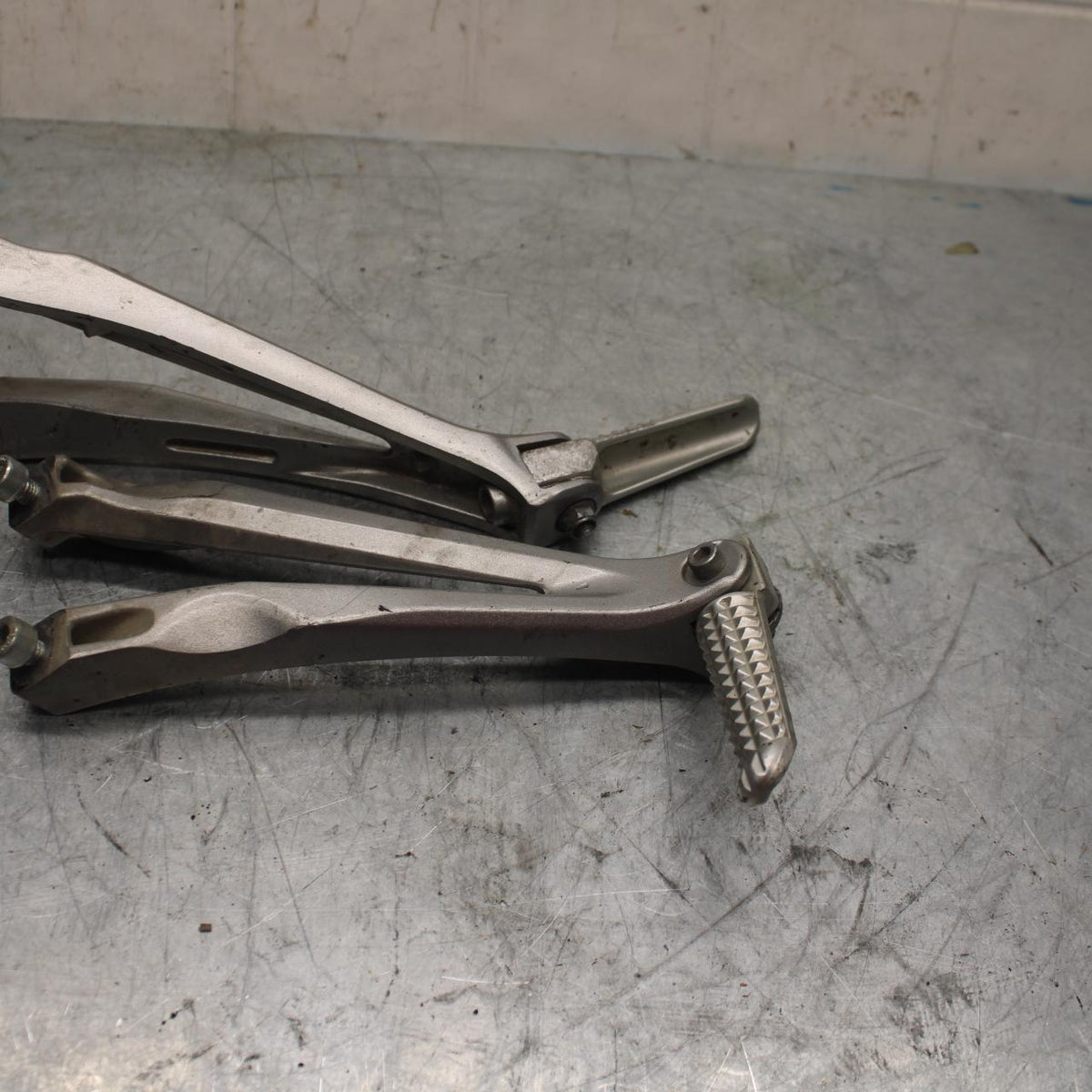 07-08 YAMAHA YZF R1 REAR BACK PASSENGER PEG SET PAIR BB425