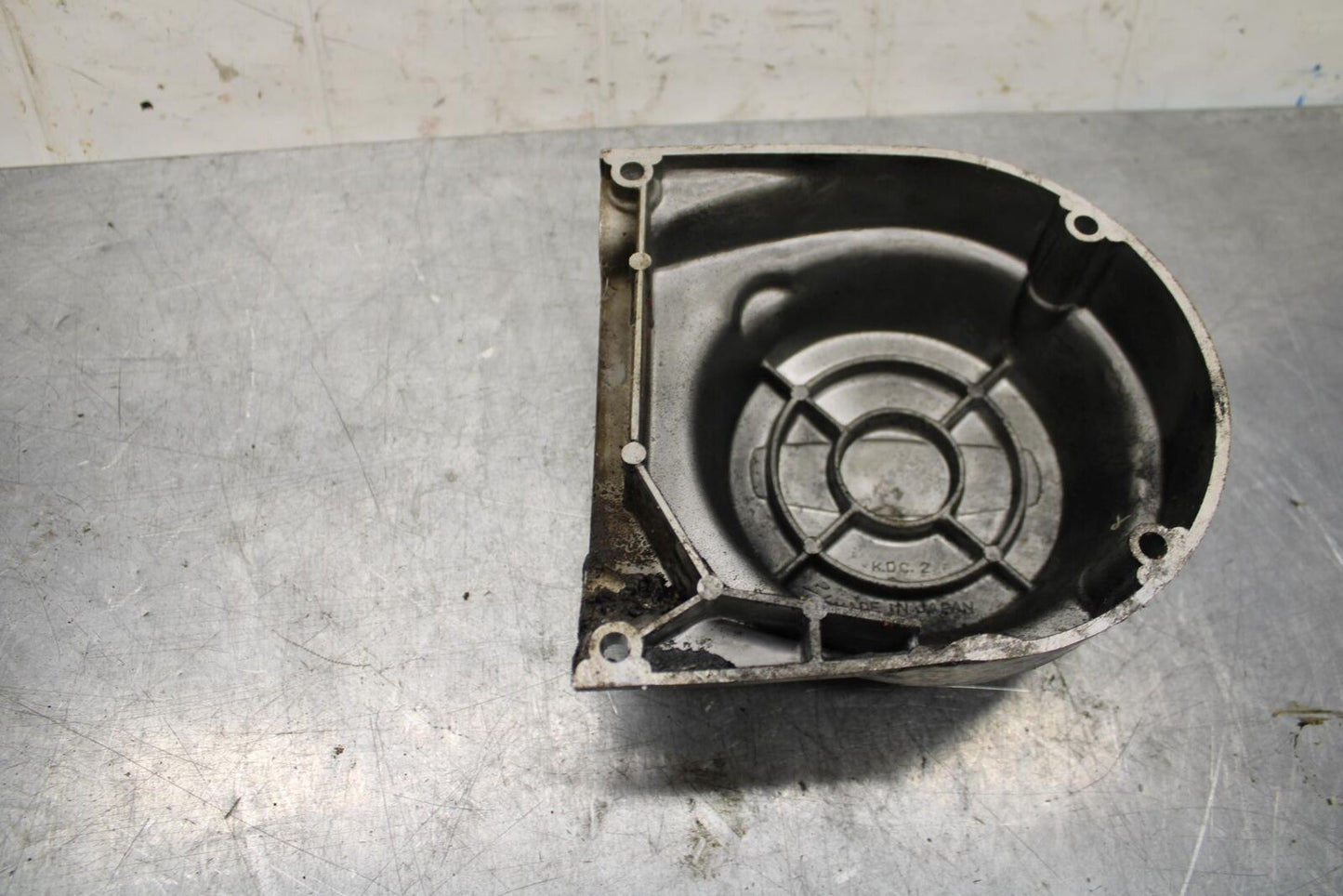 75 SUZUKI GT 550 STATOR MAGNETO ALTERNATOR GENERATOR COVER BB72
