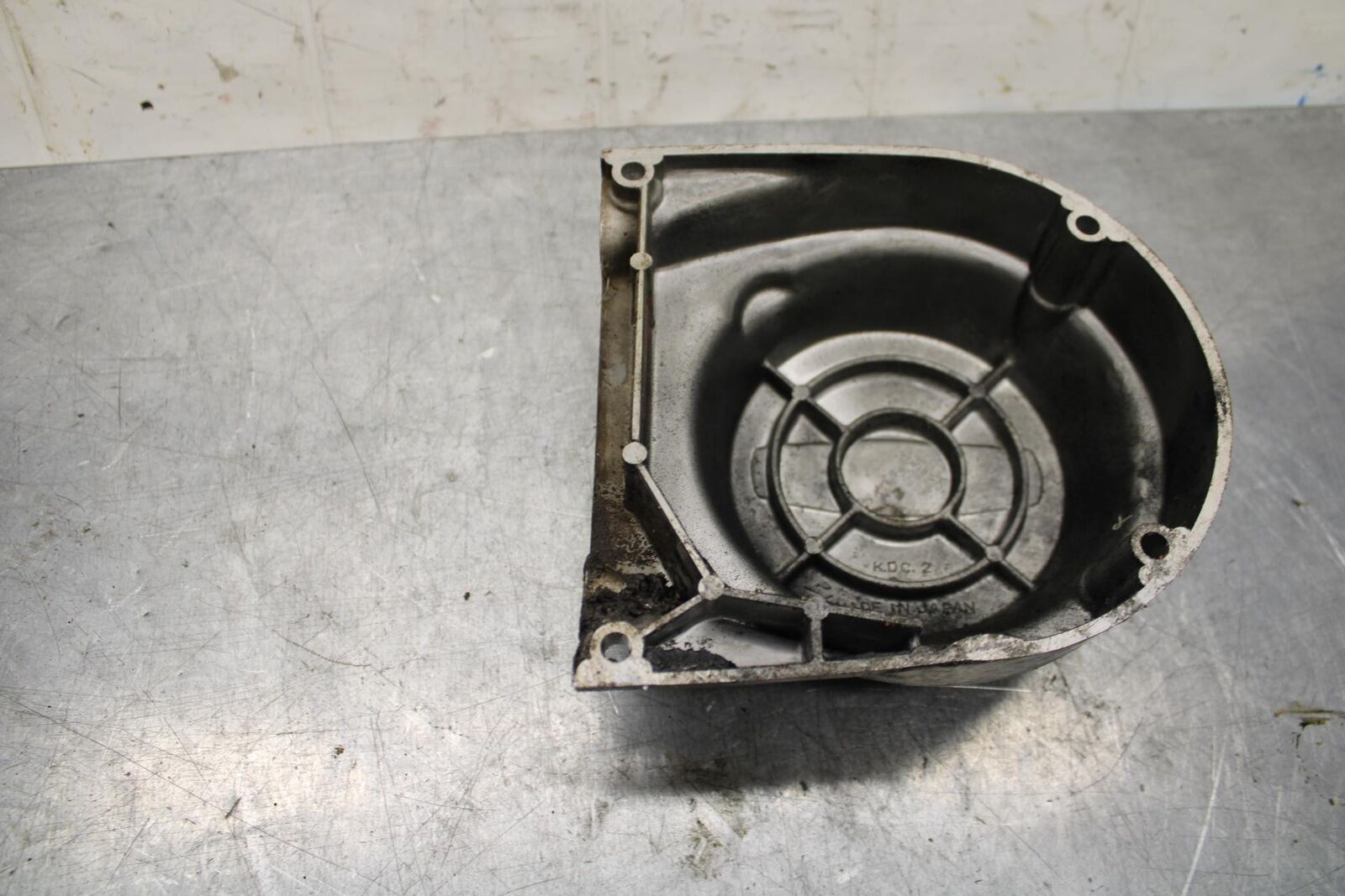 75 SUZUKI GT 550 STATOR MAGNETO ALTERNATOR GENERATOR COVER BB72