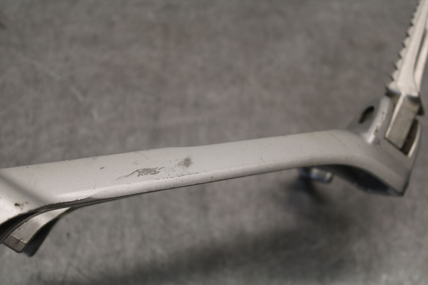 06-07 SUZUKI GSXR750 LEFT REAR BACK PASSENGER PEG 43700-01H00-13L BB40