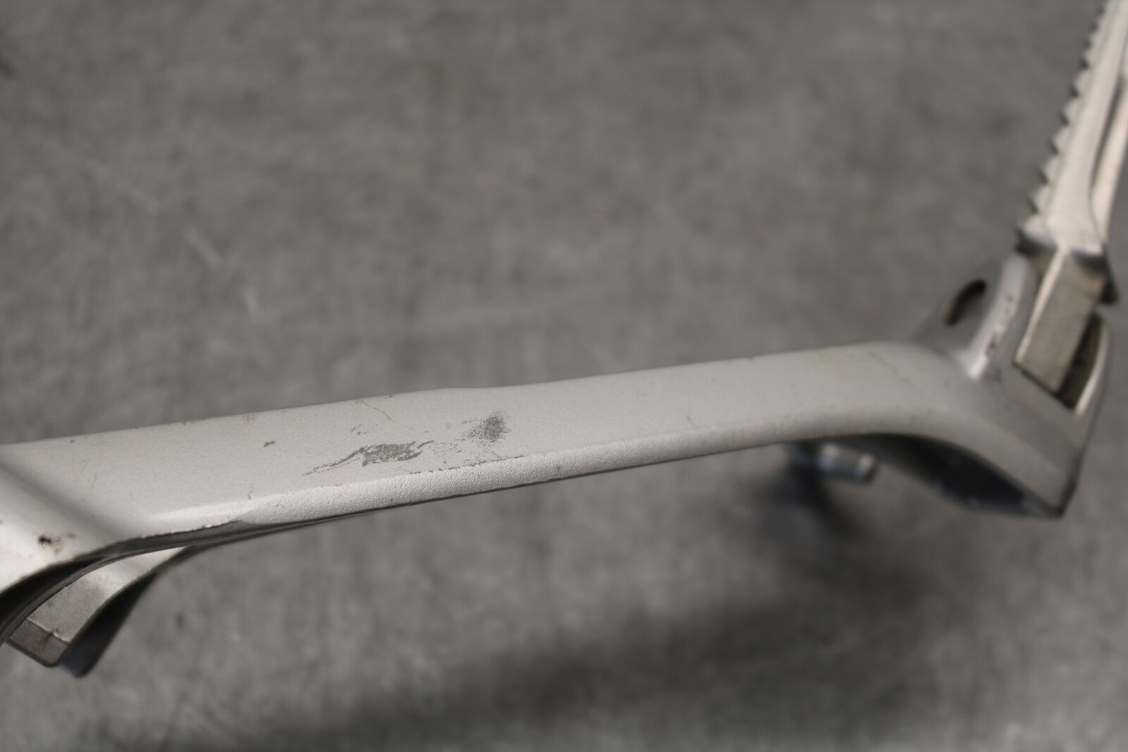 06-07 SUZUKI GSXR750 LEFT REAR BACK PASSENGER PEG 43700-01H00-13L BB40