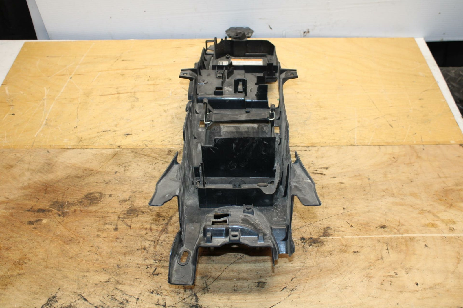 14-17 YAMAHA FZ09 REAR BACK TAIL UNDERTAIL BATTERY TRAY PLASTIC BB321
