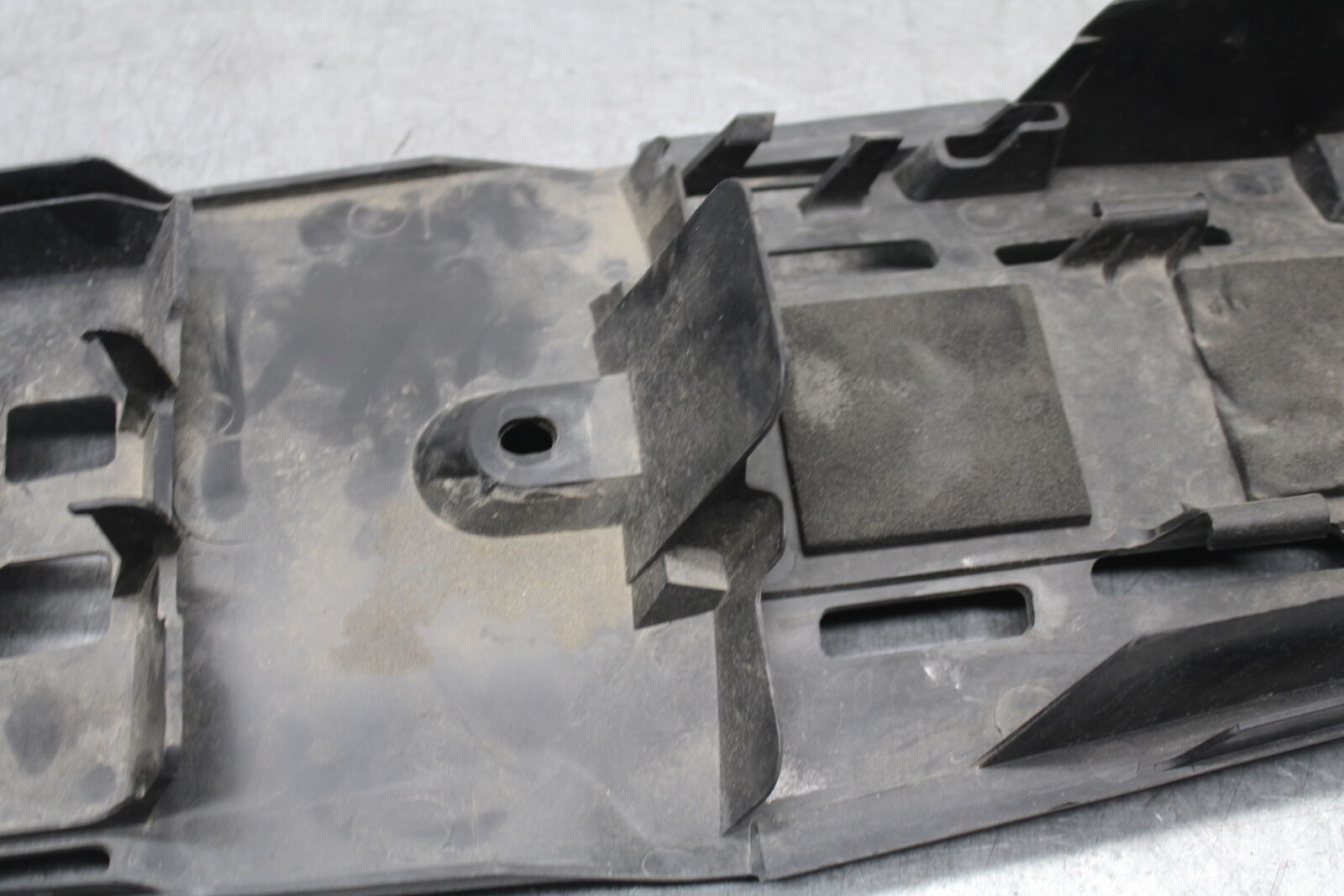 05-06 SUZUKI GSXR1000 REAR BACK TAIL UNDERTAIL BATTERY TRAY 63111-41G01 BB663