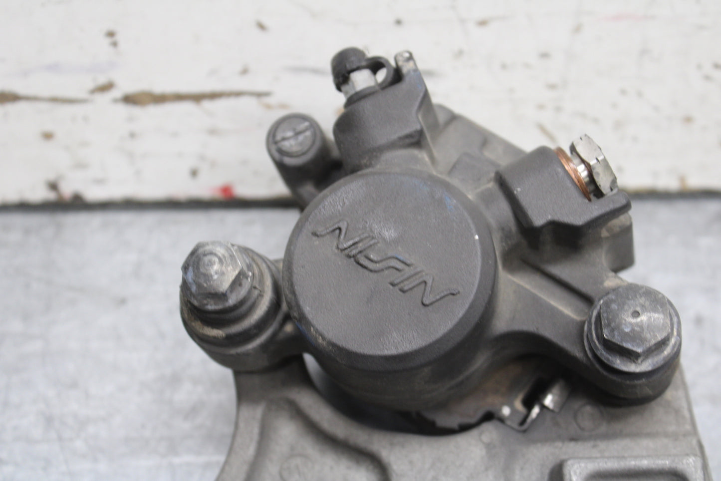 07-08 YAMAHA YZF R1 REAR BACK BRAKE CALIPER W MOUNT BRACKET BB724