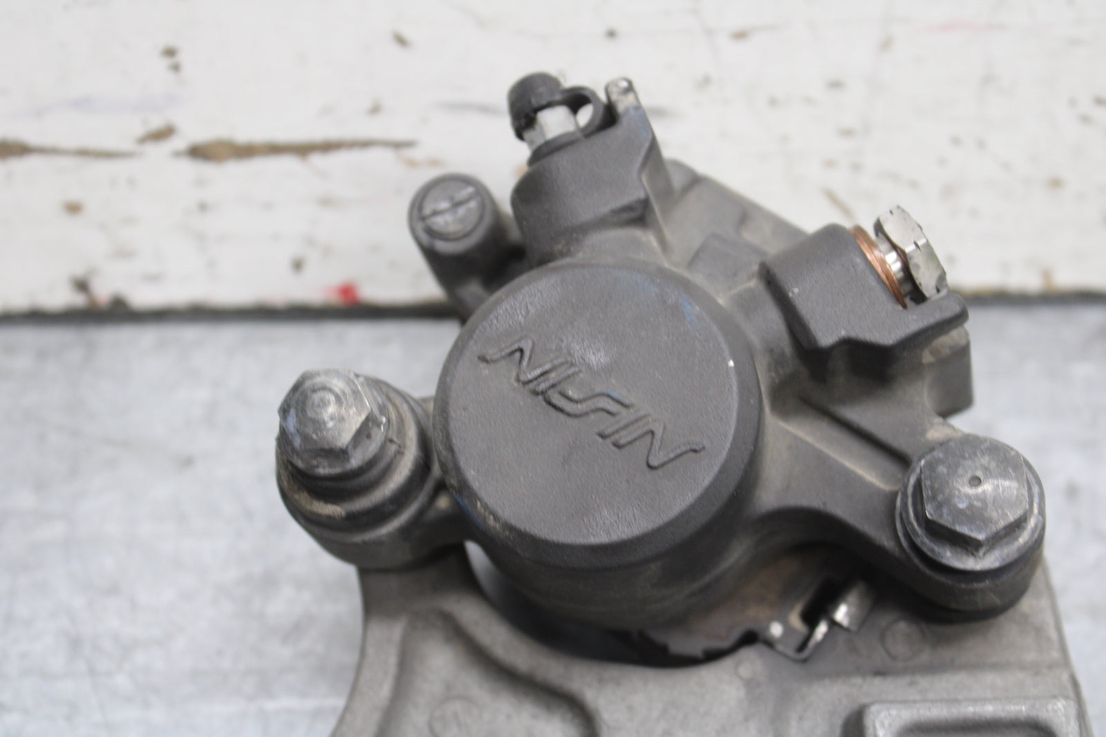 07-08 YAMAHA YZF R1 REAR BACK BRAKE CALIPER W MOUNT BRACKET BB724