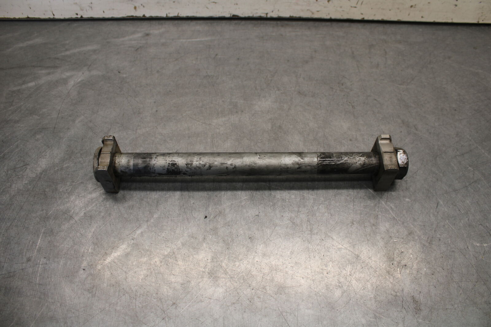 05-06 HONDA CBR600RR REAR AXLE BACK WHEEL BOLT AXEL 42301-MEE-D00  BB655