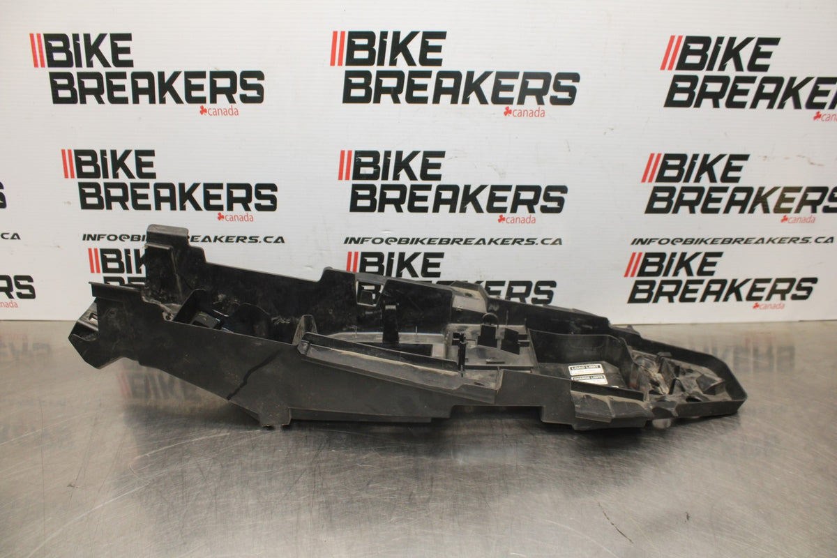 16 YAMAHA XSR900 REAR BACK TAIL UNDERTAIL BATTERY TRAY PLASTIC BB786