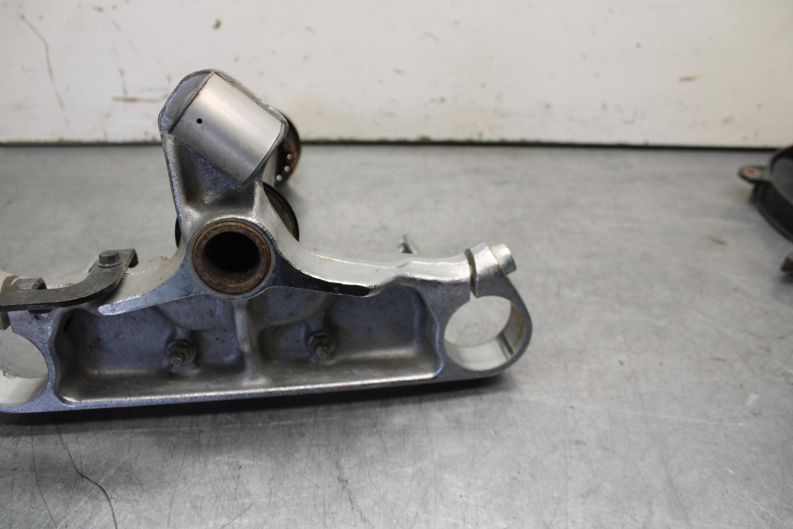 01-02 HONDA SHADOW SPIRIT 750 FRONT FORKS CLAMP LOWER TRIPLE TREE STEM BB632