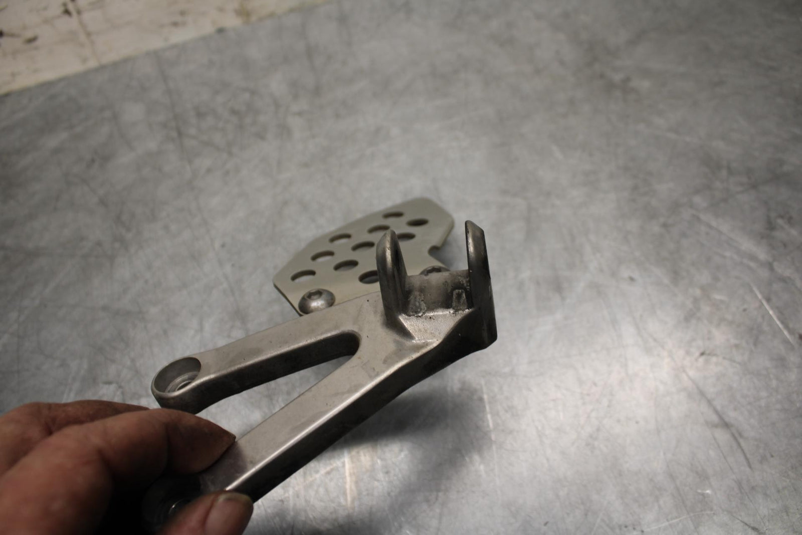 05-06 HONDA CBR600RR LEFT REARSET REAR SET DRIVER FOOT PEG REST STOP BB479