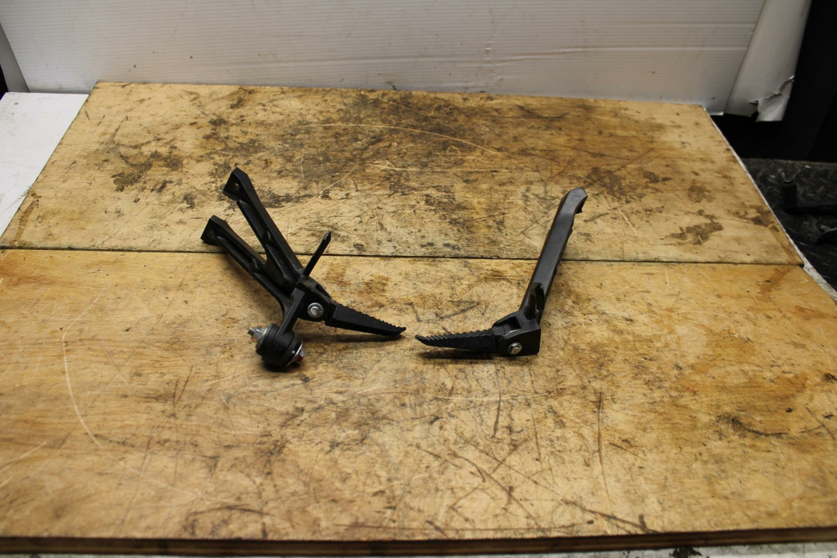 11-21 SUZUKI GSXR600 REAR BACK PASSENGER PEG SET PAIR BB346