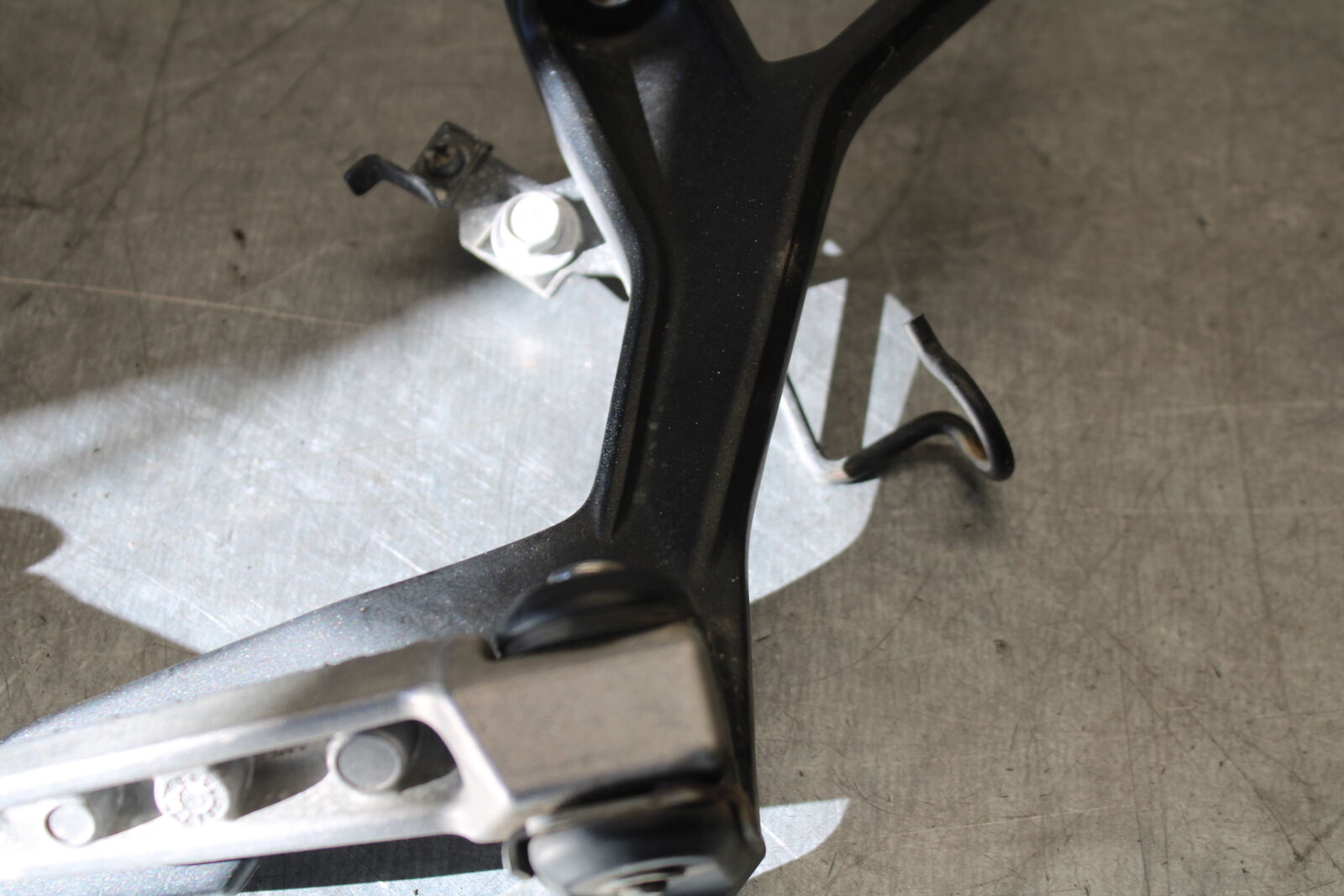 19-22 KAWASAKI Z400 REAR BACK PASSENGER PEG SET PAIR BB708
