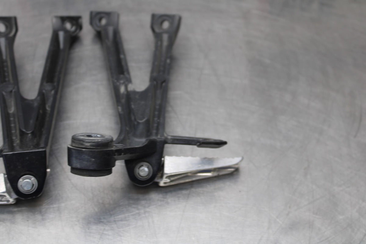 11-26 SUZUKI GSXR750 REAR BACK PASSENGER PEG SET PAIR BB900