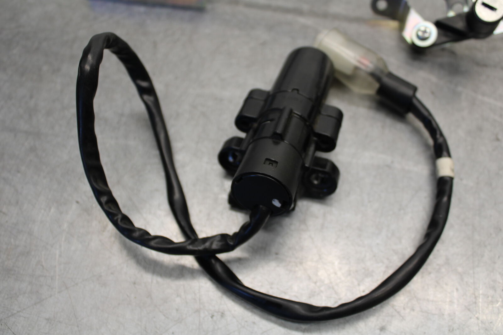 15-17 YAMAHA YZF R3 IGNITION LOCK SET AND SEAT LOCK BB651
