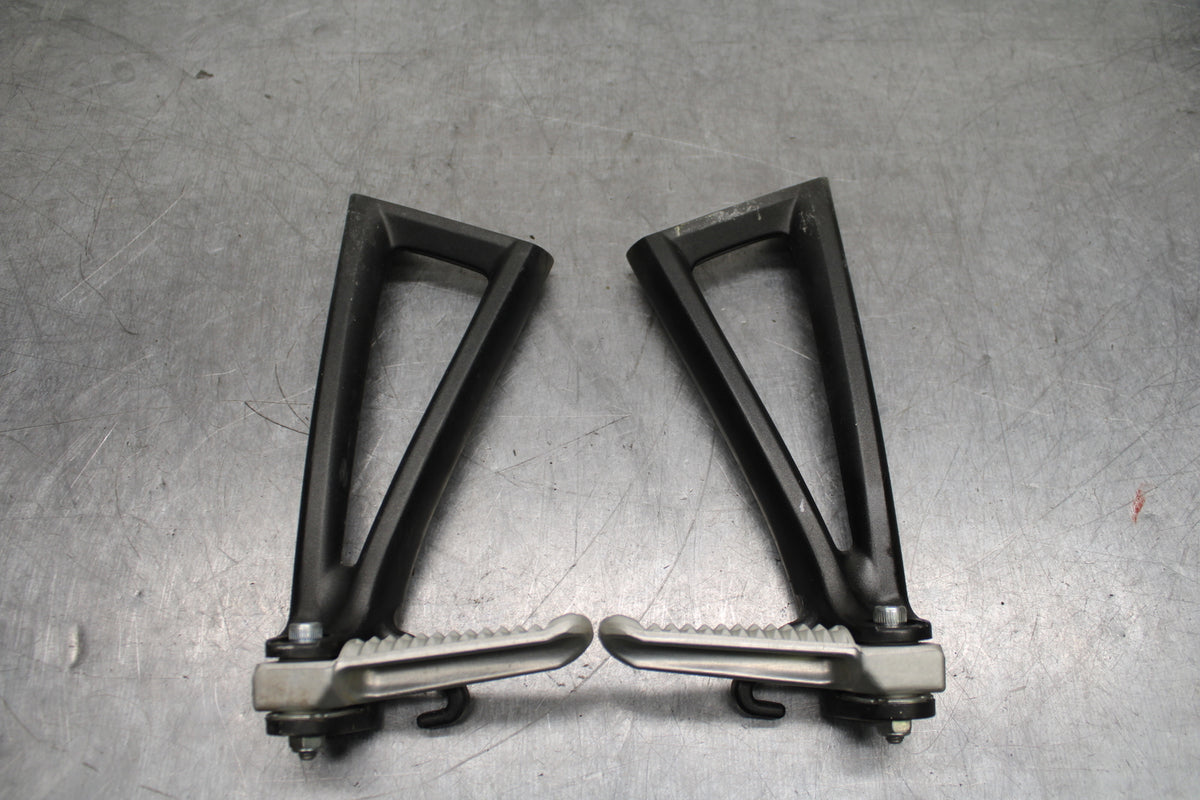 08-16 YAMAHA YZF R6 REAR BACK PASSENGER PEG SET PAIR BB127