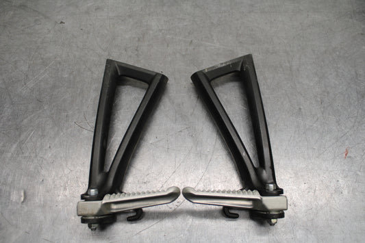 08-16 YAMAHA YZF R6 REAR BACK PASSENGER PEG SET PAIR BB127