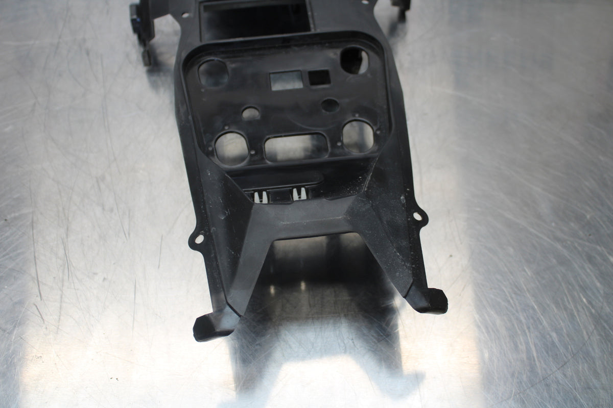 23 YAMAHA YZF R3 REAR BACK TAIL UNDERTAIL BATTERY TRAY PLASTIC BB147