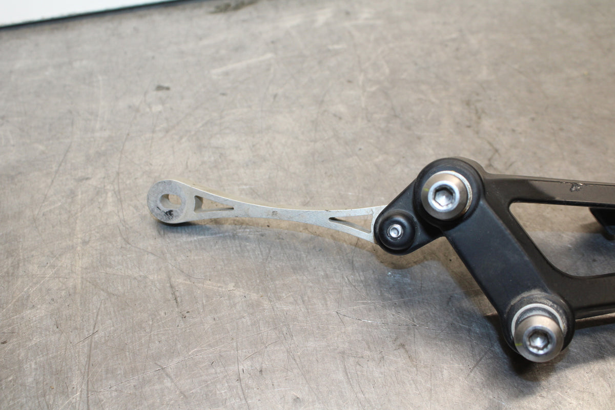 09-14 YAMAHA YZF R1 RIGHT REAR BACK PASSENGER PEG BB118