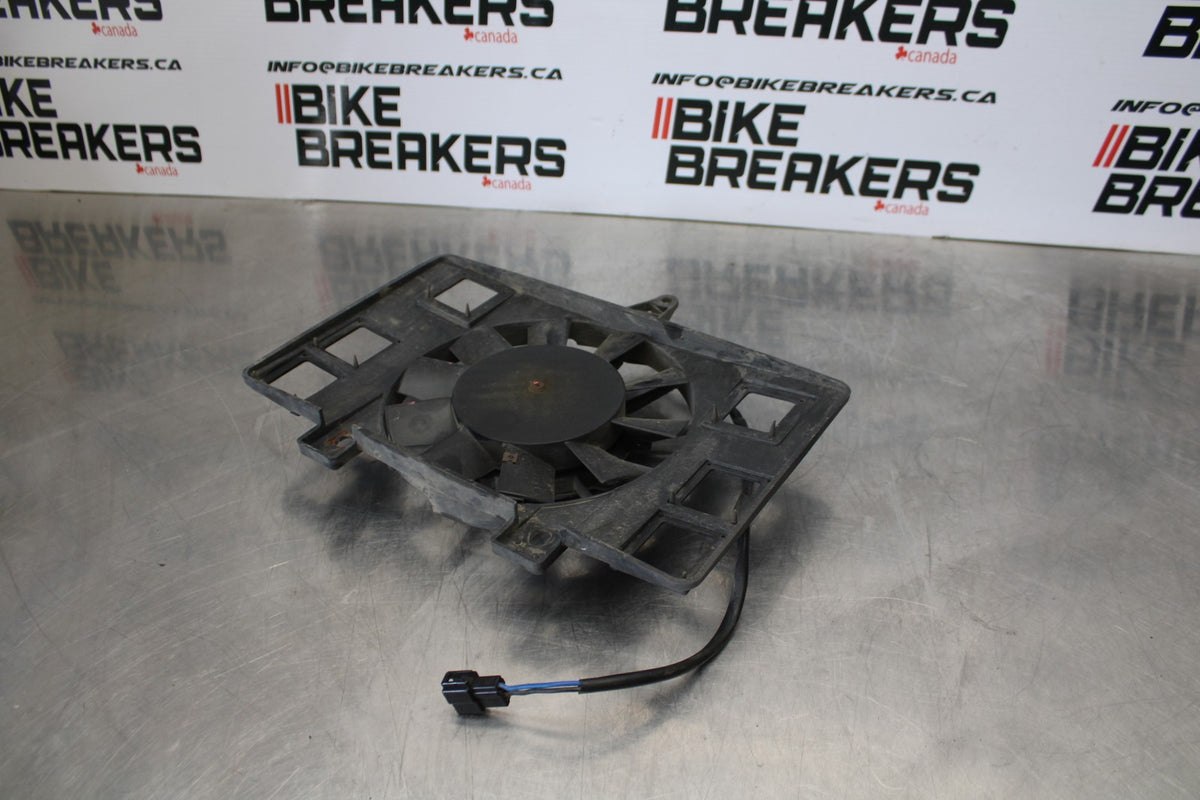 05 TRIUMPH ROCKET III ENGINE RADIATOR COOLING FAN BB186