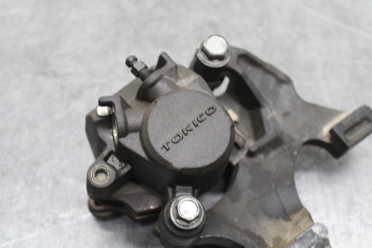 08-10 SUZUKI GSXR 600 REAR BACK BRAKE CALIPER W MOUNT BRACKET  BB721