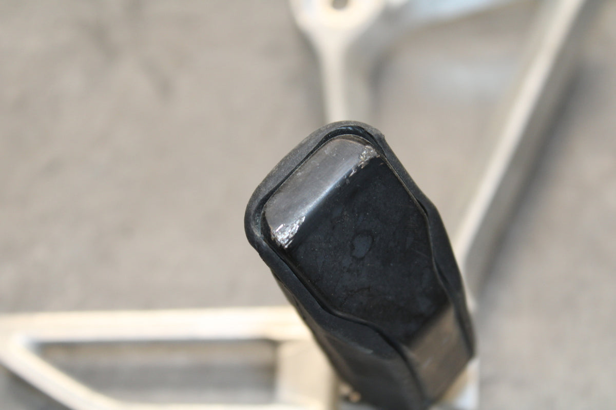15-16 HONDA CB300F REAR BACK PASSENGER PEG SET PAIR BB740