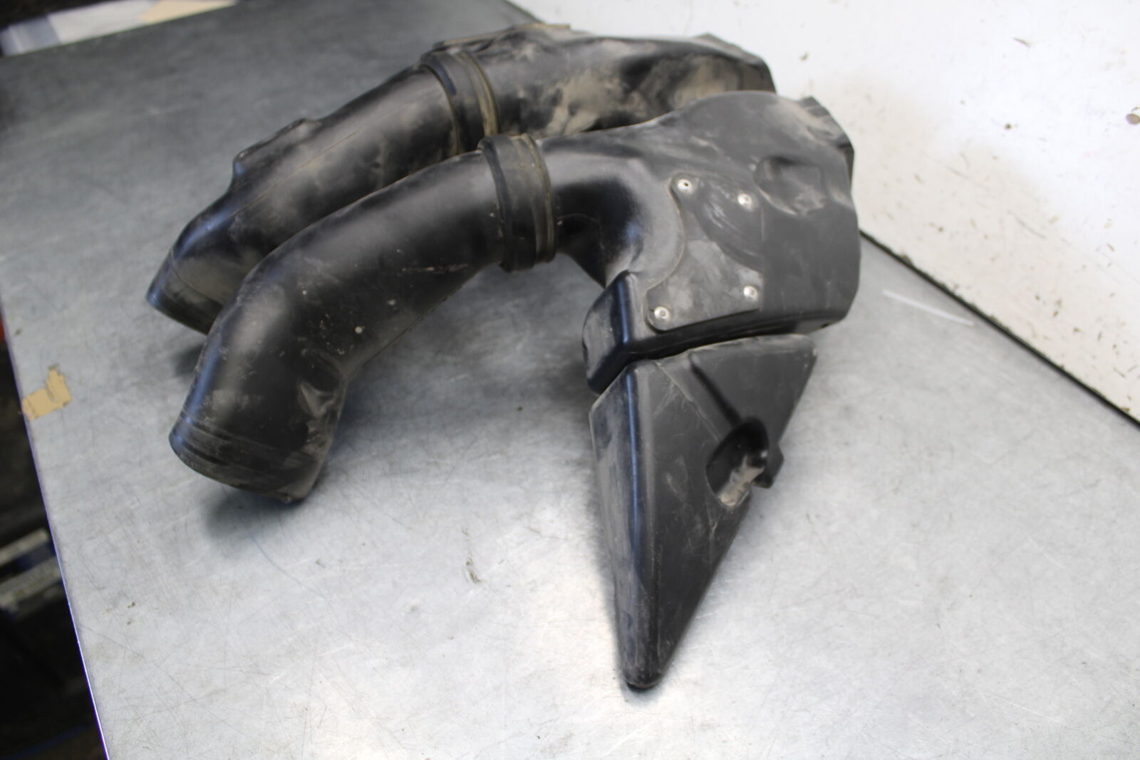 05-06 HONDA CBR600RR RIGHT LEFT INTAKE DUCTS 64330-MEE-A00 64335-MEE-940 BB655 