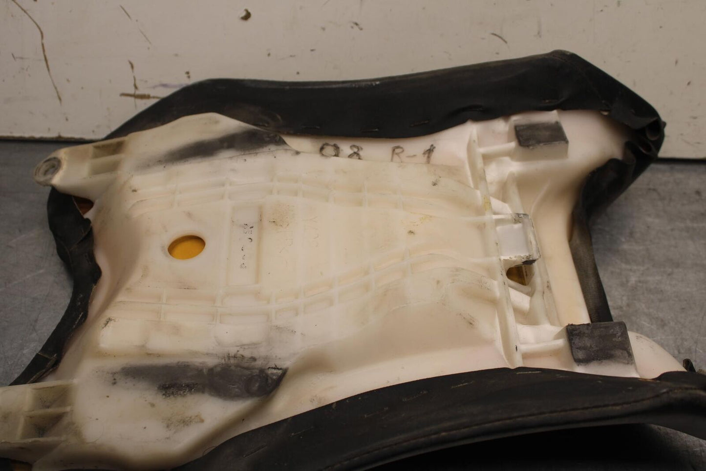 07-08 YAMAHA YZF R1 FRONT DRIVERS SEAT PAD SADDLE PILLION 4C8-24710-00-00 BB622