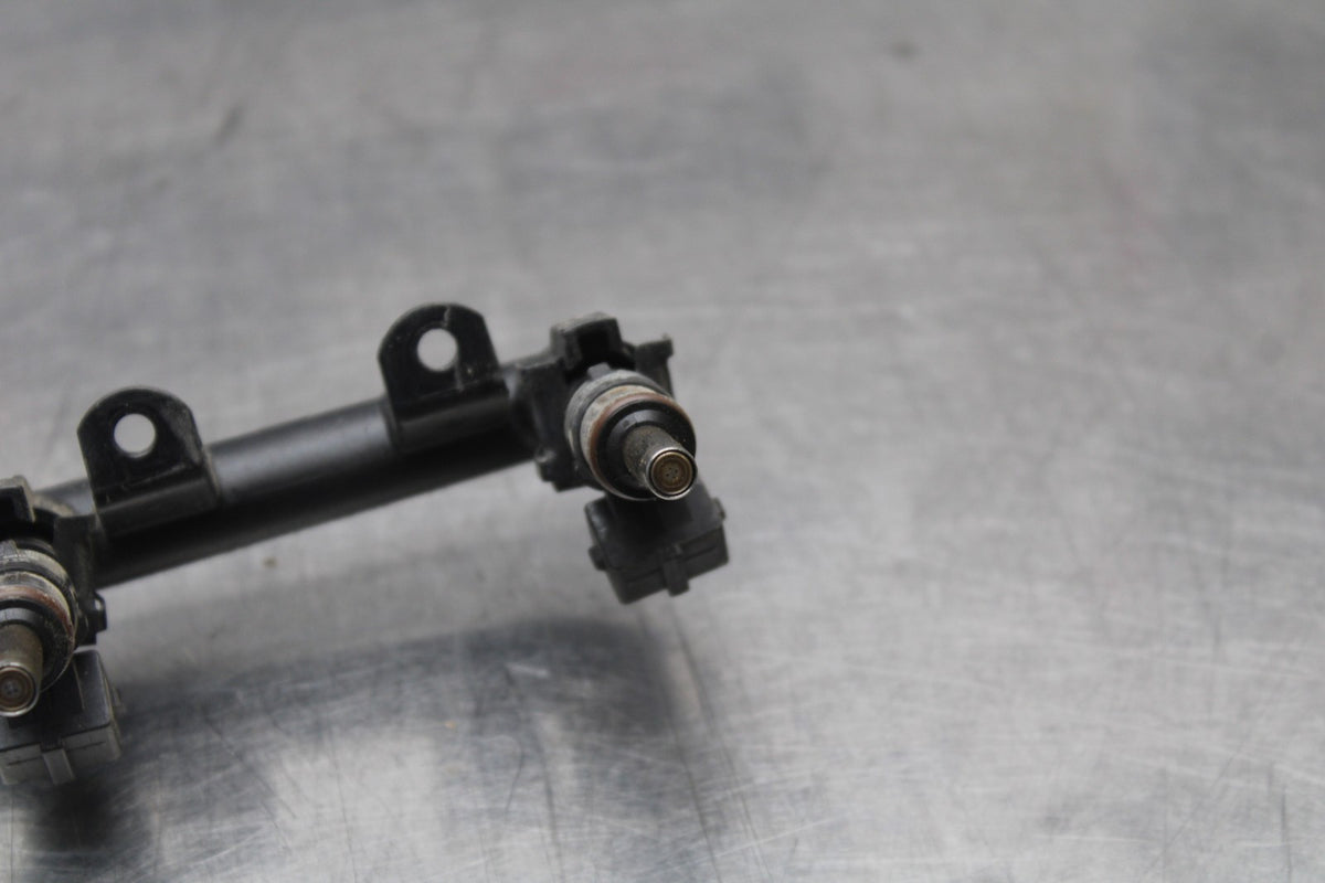 12-14 BMW S1000RR SECONDARY FUEL INJECTORS TOP AIRBOX GAS RAIL BB204