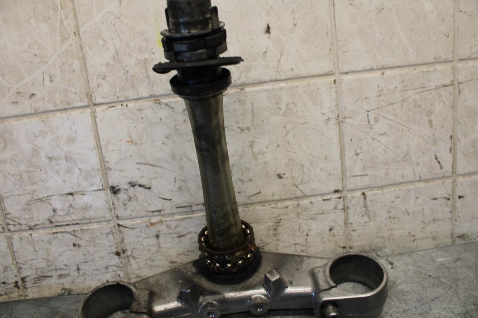2002 Yamaha YZF R6  FORKS CLAMP LOWER TRIPLE TREE STEM 5MT-23340-00-00 BB545