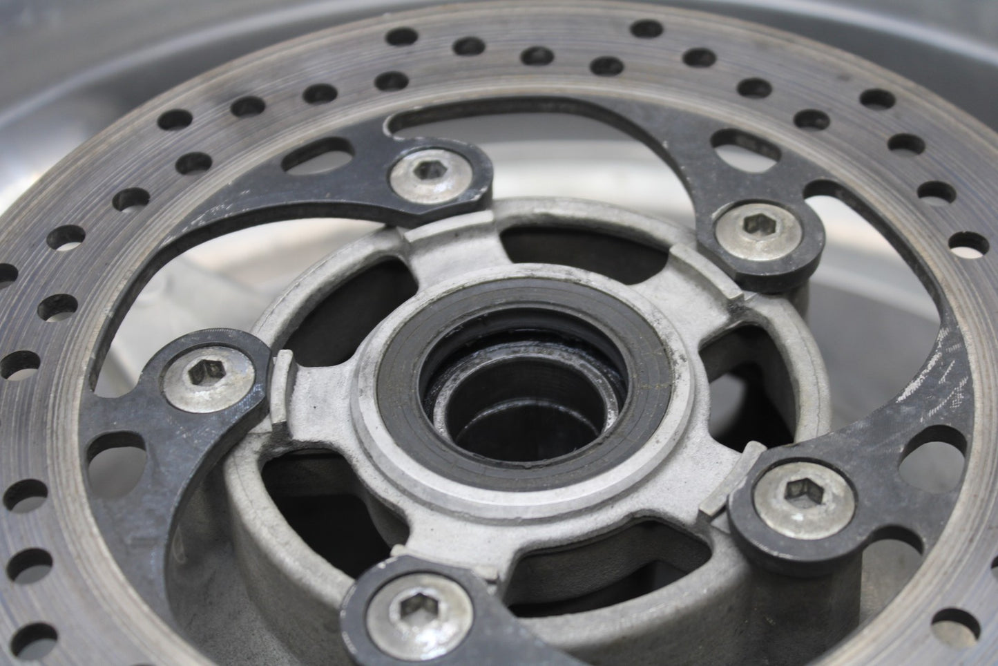 07 SUZUKI GSXR1000 REAR WHEEL BACK RIM & ROTOR BRAKE DISC BB770