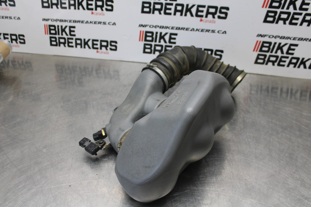 05 TRIUMPH ROCKET III AIR INTAKE DUCT TUBE BB186