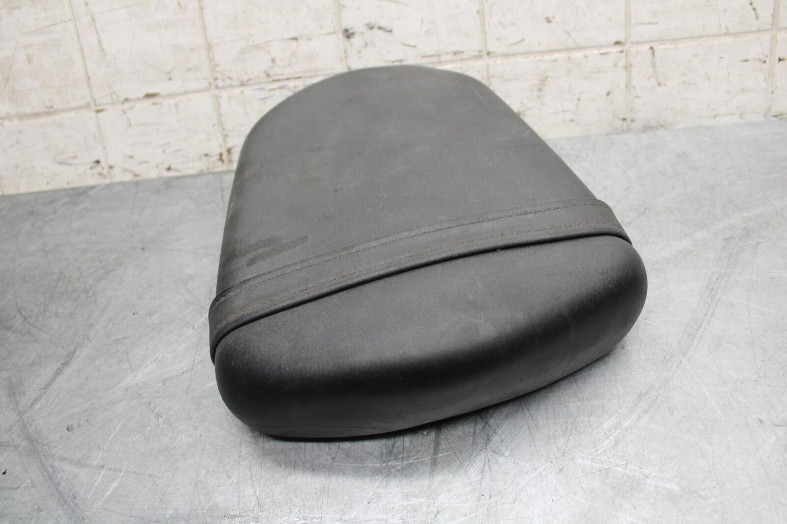 2007 Suzuki GSXR750 REAR BACK PASSENGER TANDEM SEAT PAD SADDLE PILLION BB546