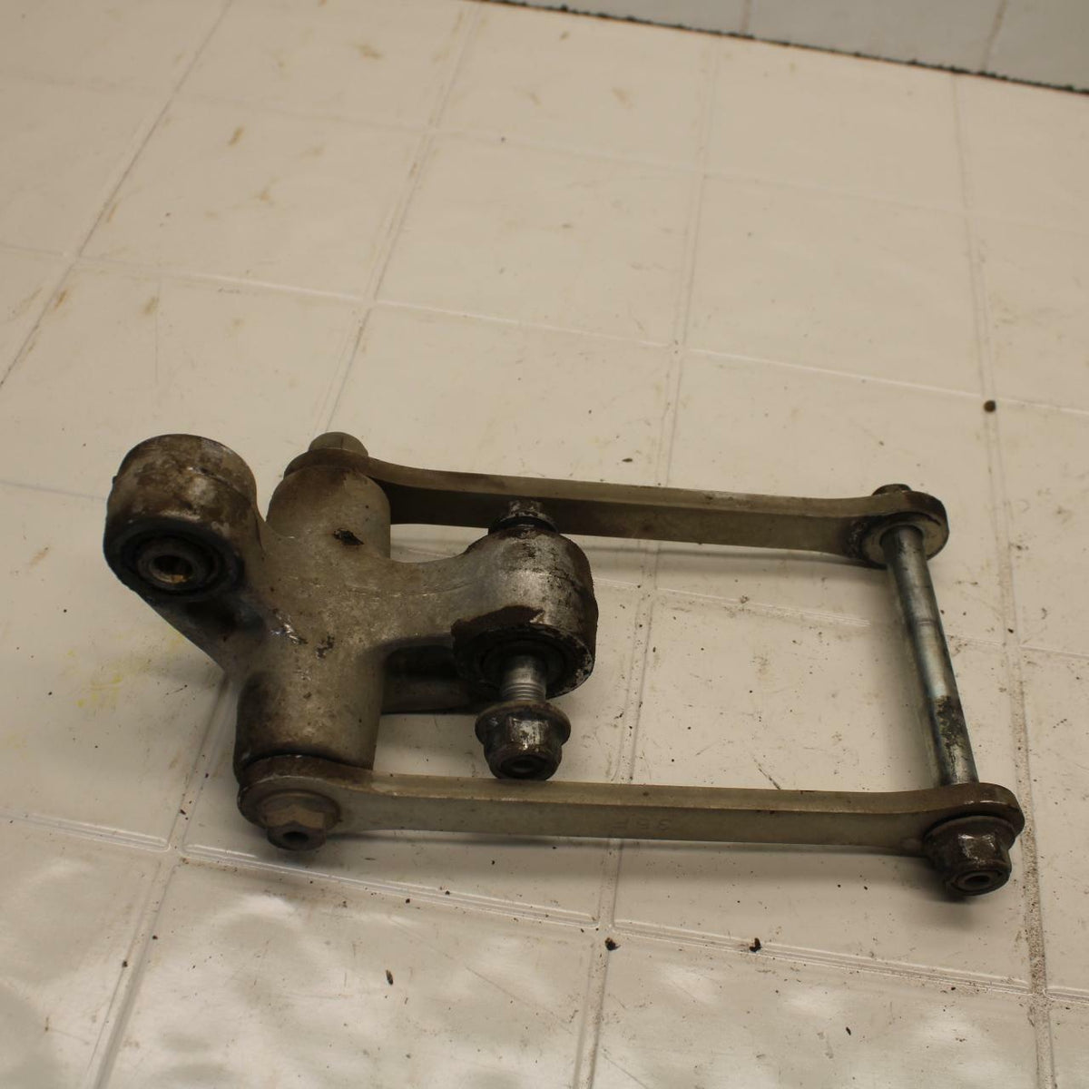 01-02 SUZUKI GSXR750 REAR DOGBONE SHOCK LINKAGE LINK BB402