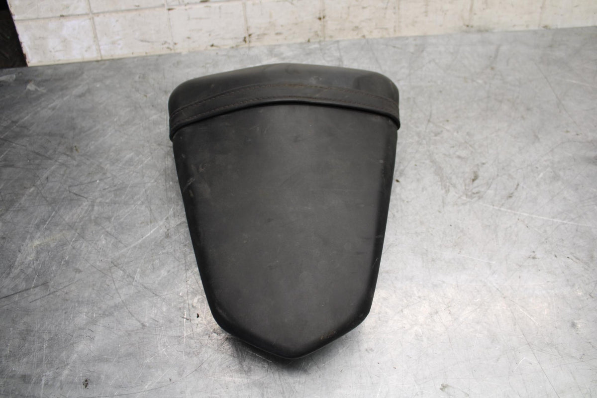 2015 Yamaha YZF R3 REAR BACK PASSENGER TANDEM SEAT PAD SADDLE PILLION BB526
