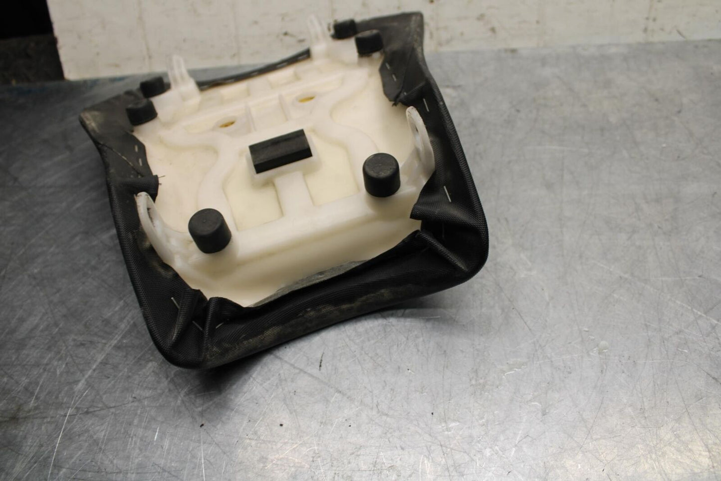 11-22 SUZUKI GSXR 600  FRONT DRIVERS SEAT PAD SADDLE  BB485