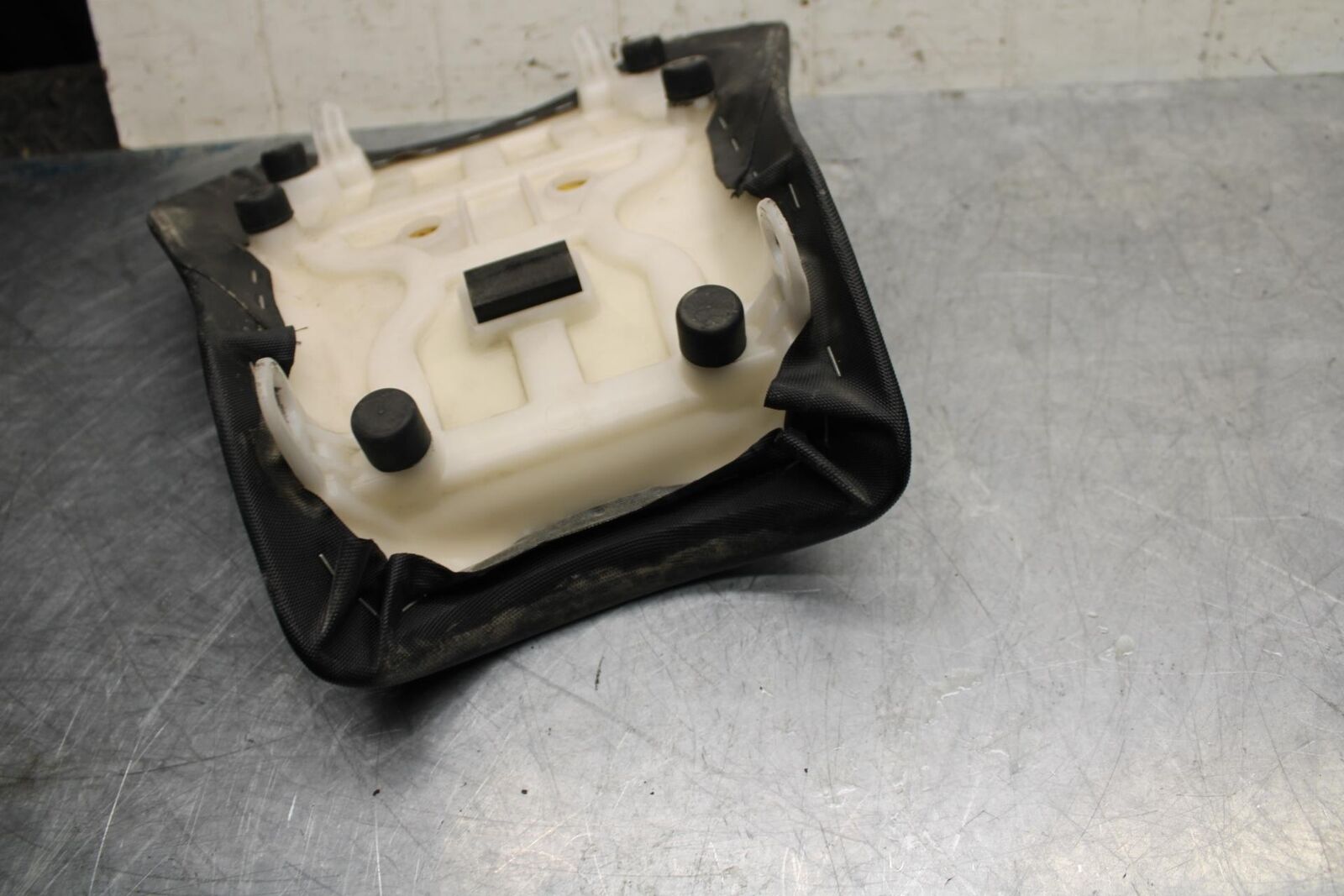 11-22 SUZUKI GSXR 600  FRONT DRIVERS SEAT PAD SADDLE  BB485