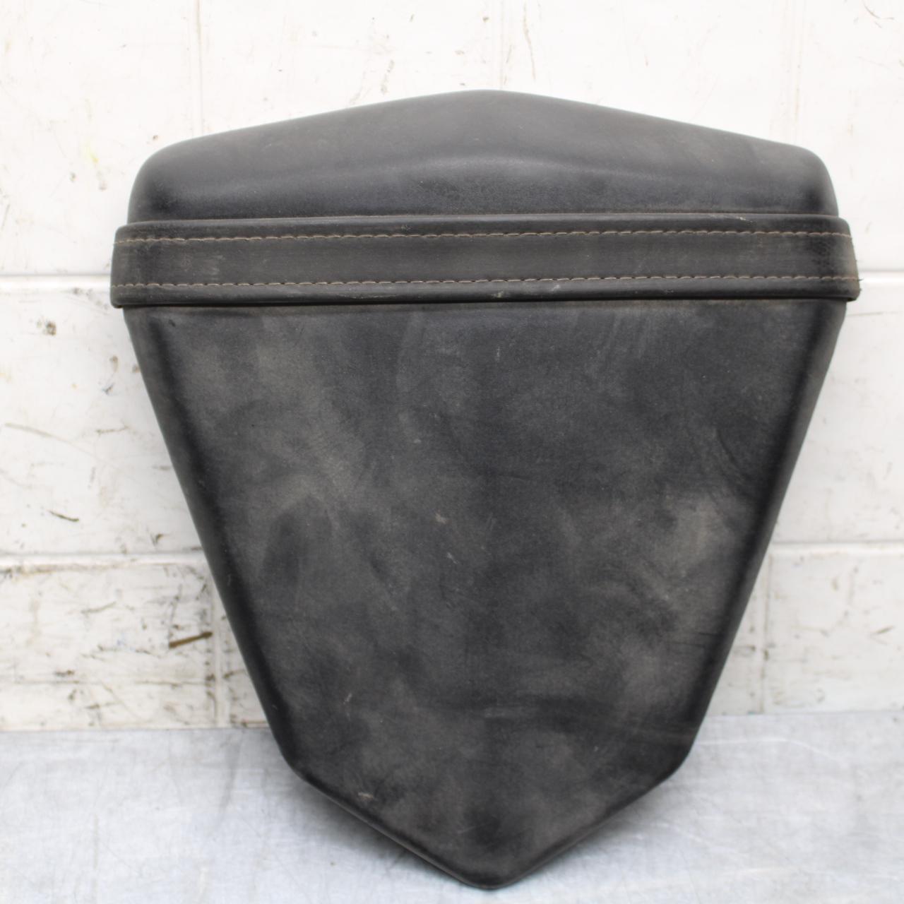 2006 Yamaha YZF R6 REAR BACK PASSENGER TANDEM SEAT PAD SADDLE PILLION BB560