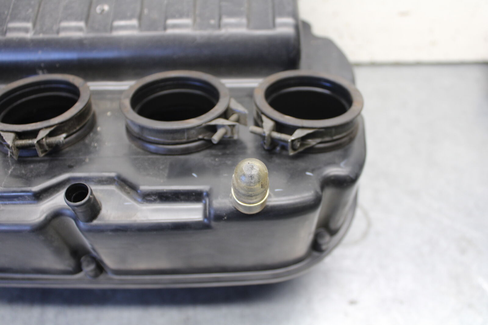04 SUZUKI GSXR600 AIRBOX AIR INTAKE FILTER BOX 13700-29G00  BB676