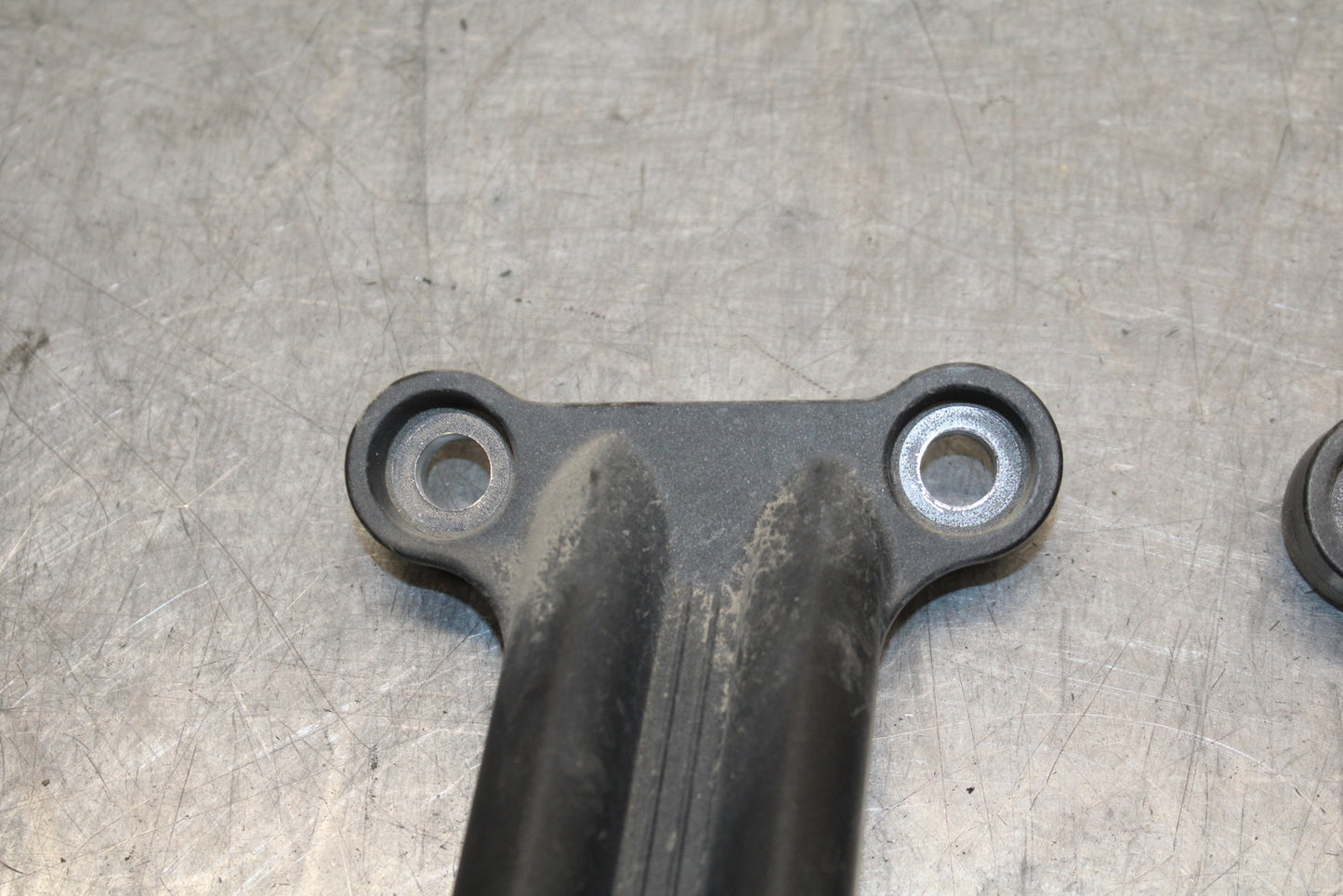 05-06 YAMAHA ROYAL STAR REAR PASSENGER FOOT STEP MOUNT BRACKET BB697