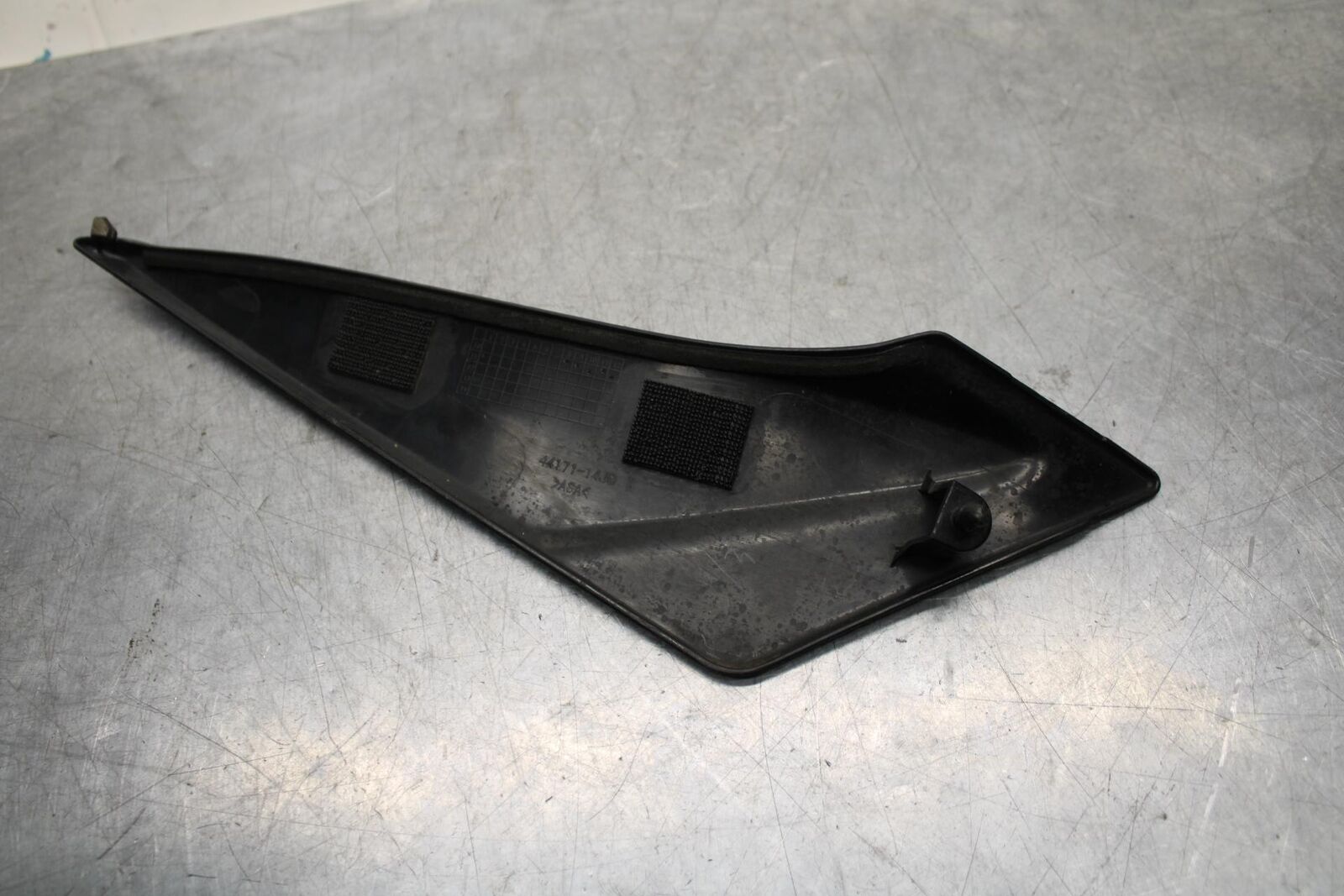 11-23 SUZUKI GSXR 600 RIGHT INNER FAIRING COWL PANEL TRIM OEM BB582