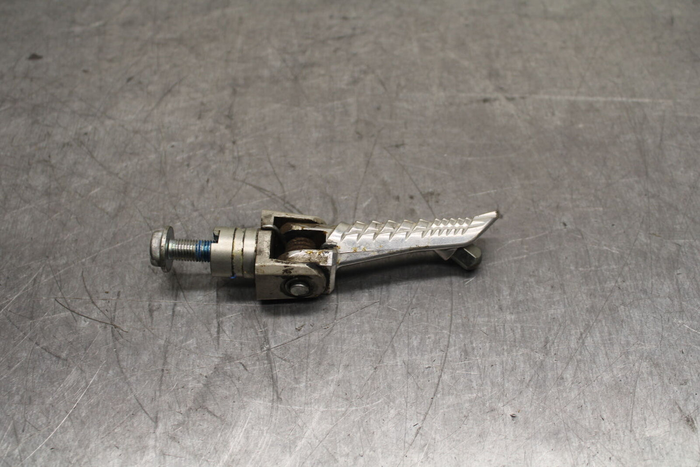 06-07 SUZUKI GSXR750 RIGHT FRONT FOOT REST PEG STEP BB110
