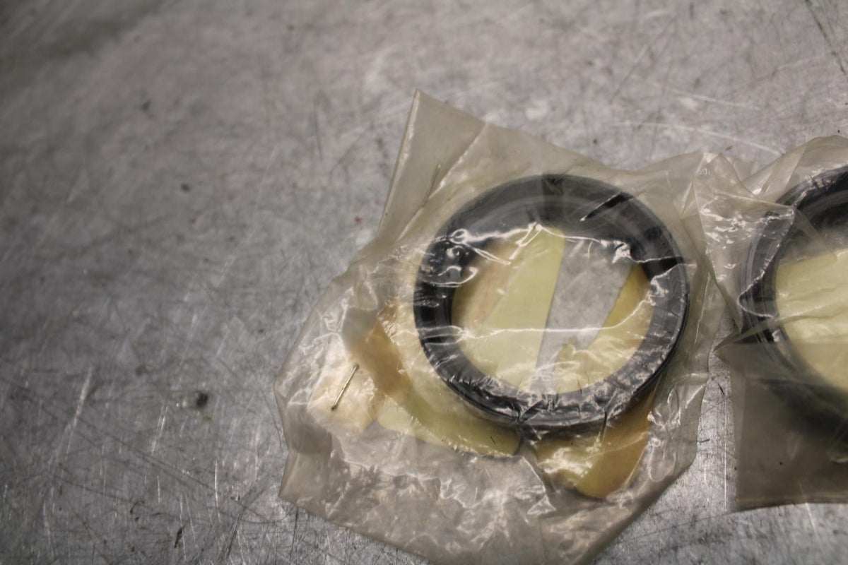 1980 Suzuki RM125 FRONT FORK OIL SEAL PAIR 51150-27820 BB42